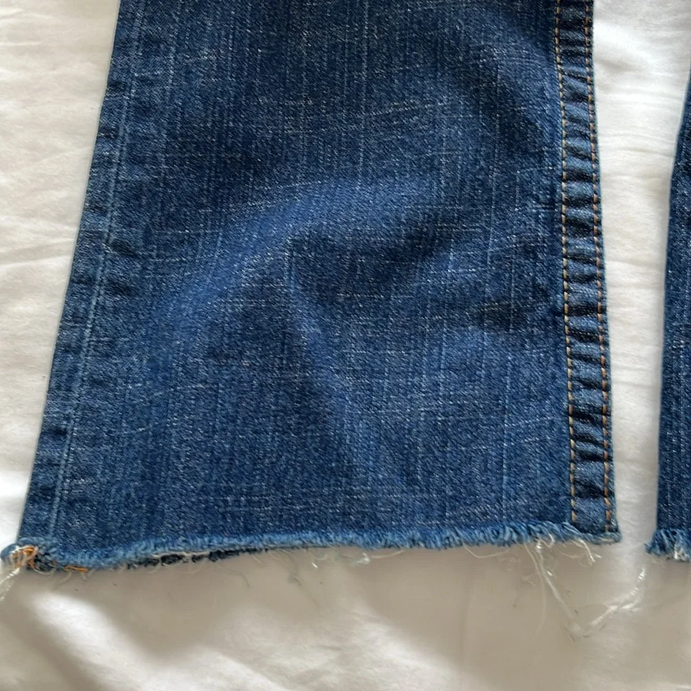 True Religion Jeans Becky Cut Off Hem Frayed/Small Hole Distressed Size 32 - Picture 8 of 16